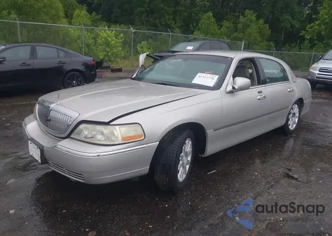 2008 Lincoln Town Car Signature Limited from USA, damaged, VIN 2LNHM82V08X640992